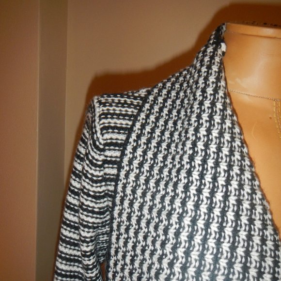 Houndstooth sweater with oversized collar - Medium - Picture 2 of 4